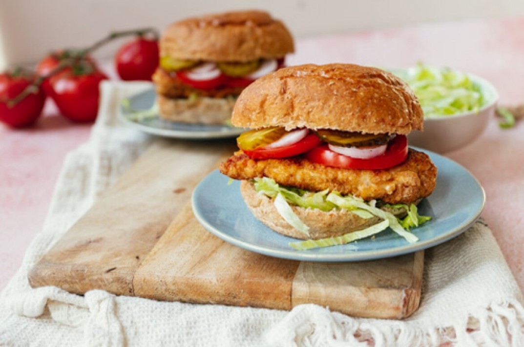 gezonde lunchrecepten: kipburger met spicy garlic saus