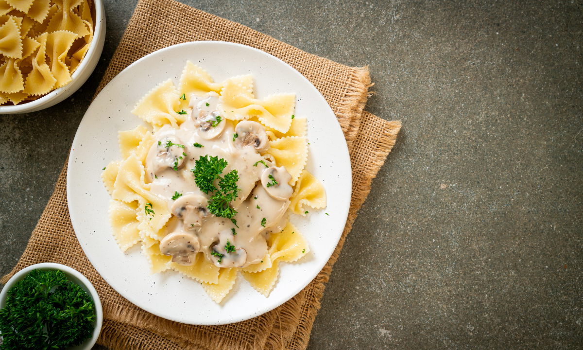 pasta met witte saus en champignons