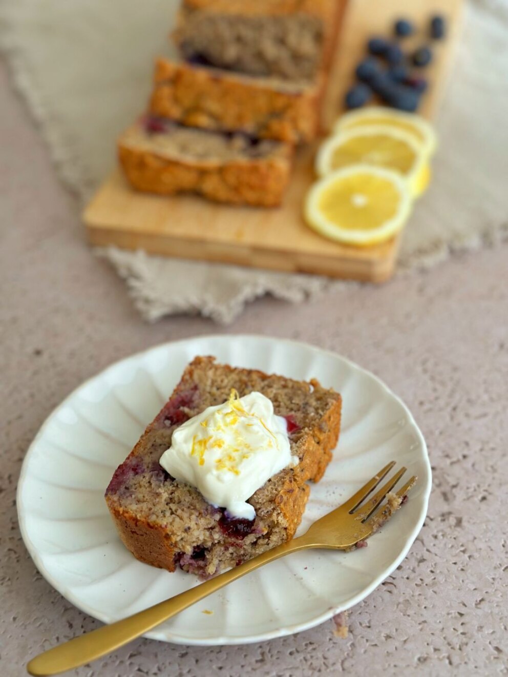 Citroen maanzaad bananenbrood met blauwe bessen