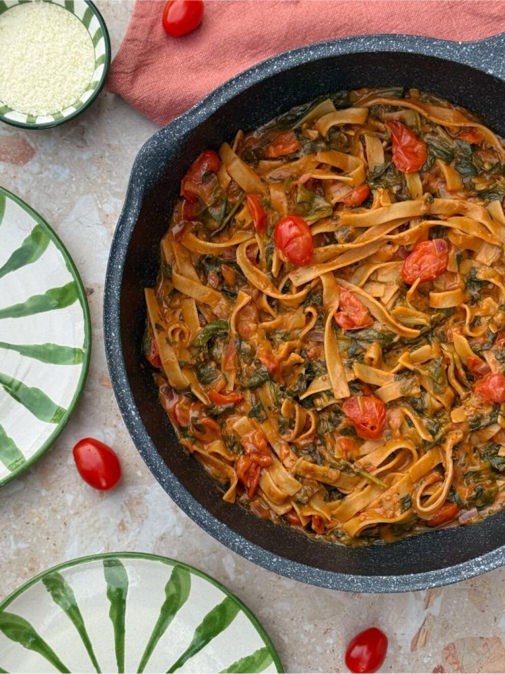 Eenpans tagliatelle met tomaten-roomsaus 