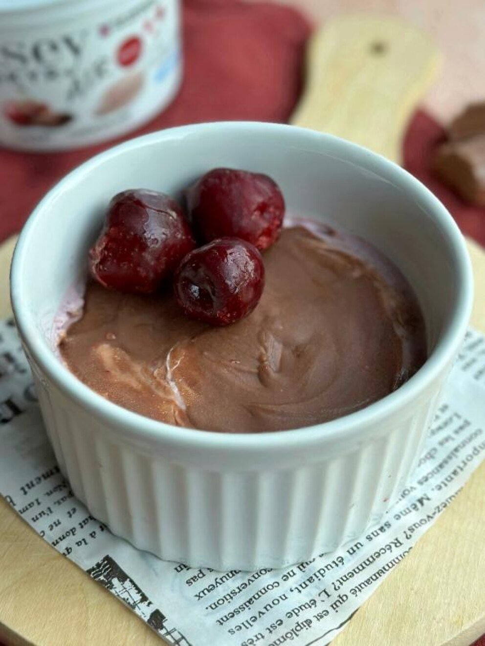 Luchtig chocolade kersen toetje