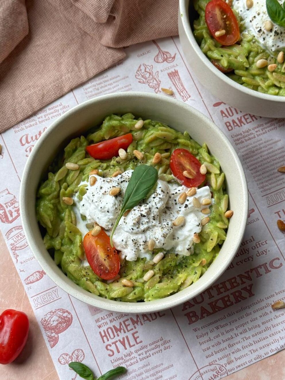 Orzo met een saus van courgette pesto