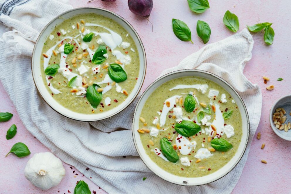 Broccolisoep met feta en pijnboompitten