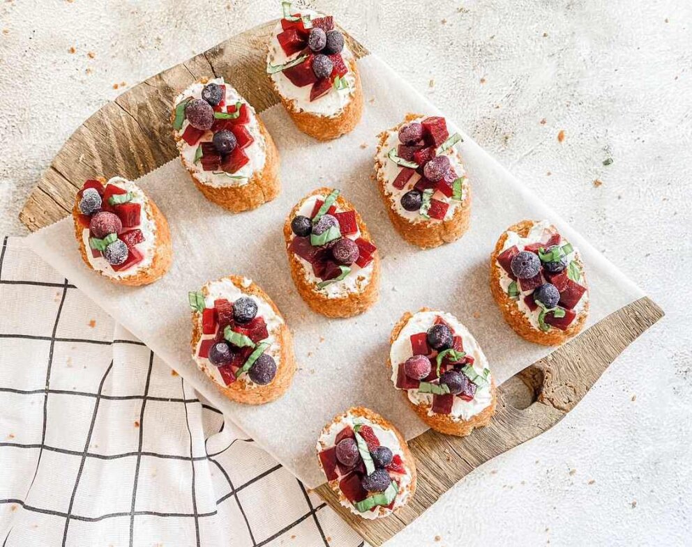 Bruschetta met geitenkaas, bieten en blauwe bessen