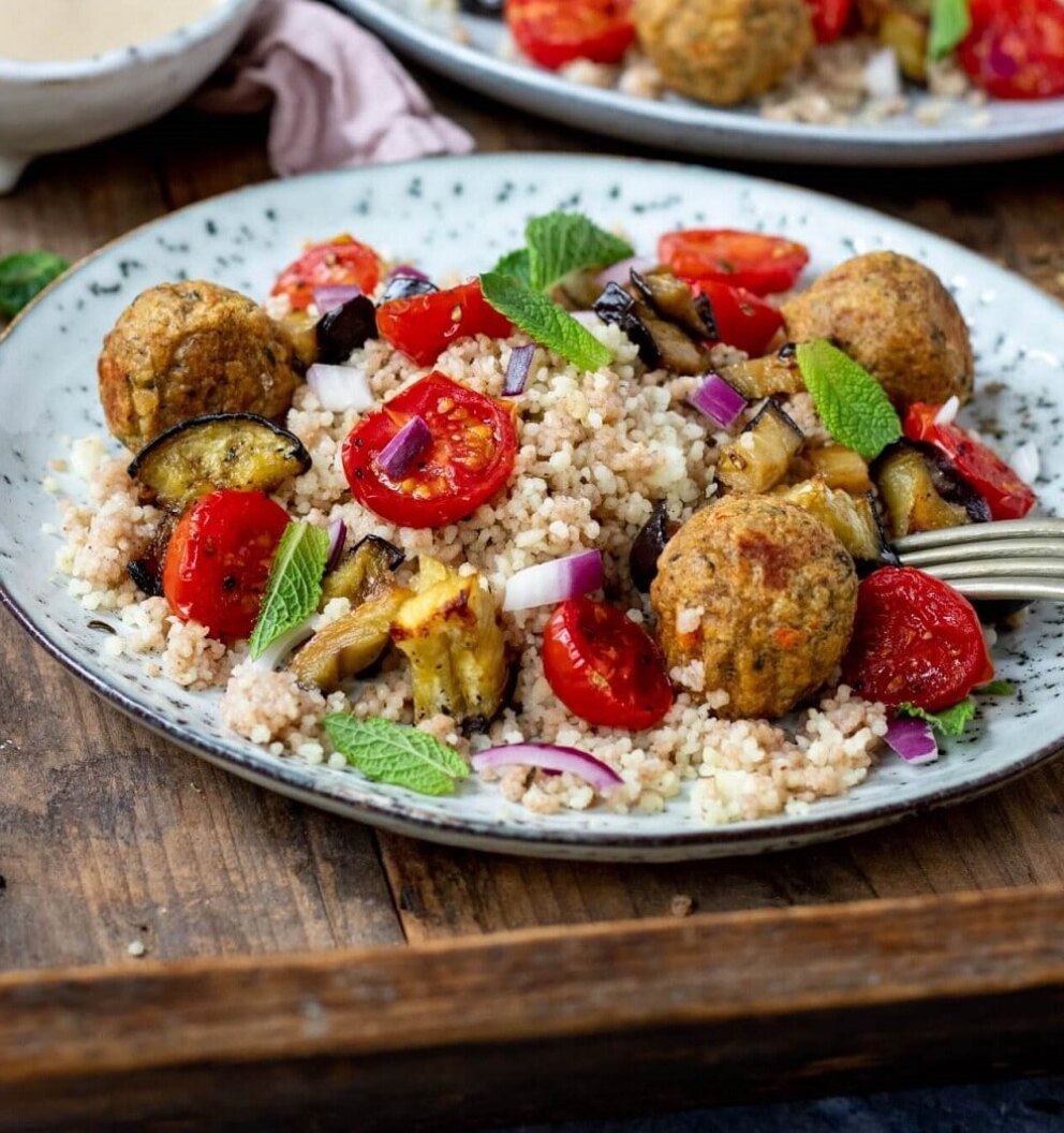 Couscous salade met aubergine, falafel en tahini-dressing