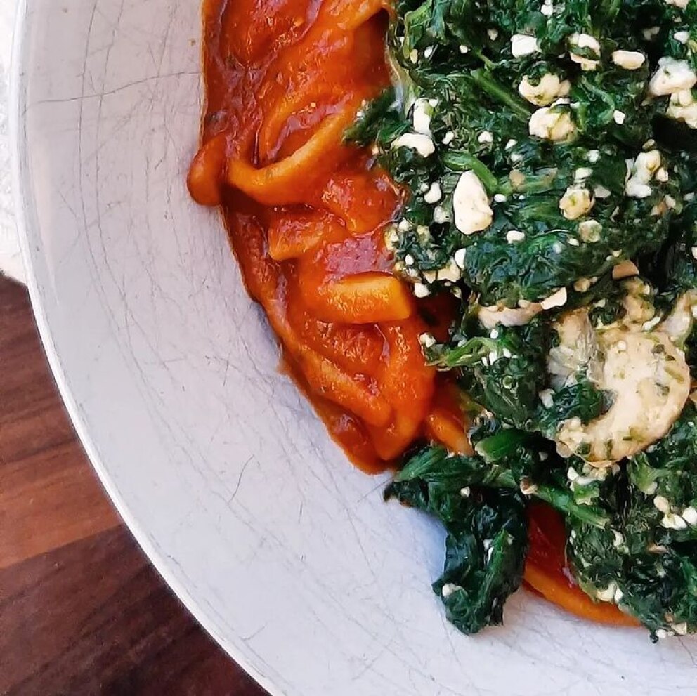 Smakelijke pasta met spinazie, cottage cheese en tomatensaus