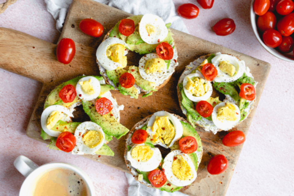 Volkoren bagels met avocado en ei