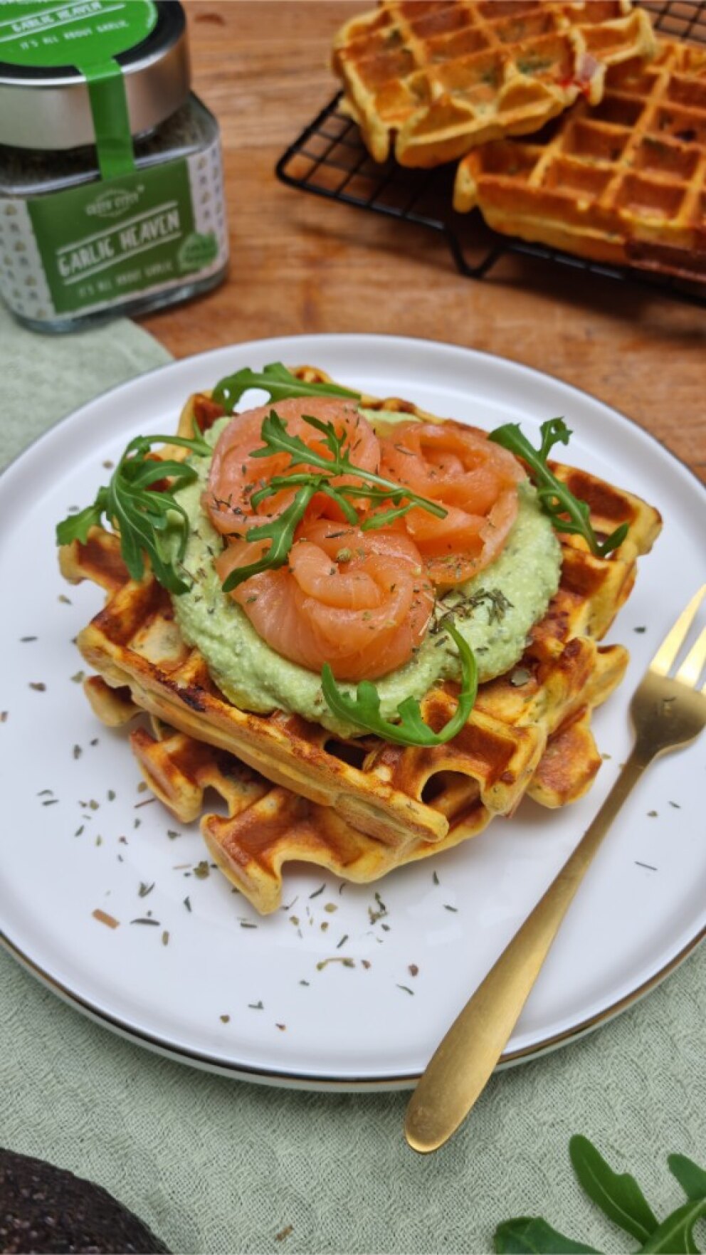 Hartige lunch wafels met avocado spread en gerookte zalm