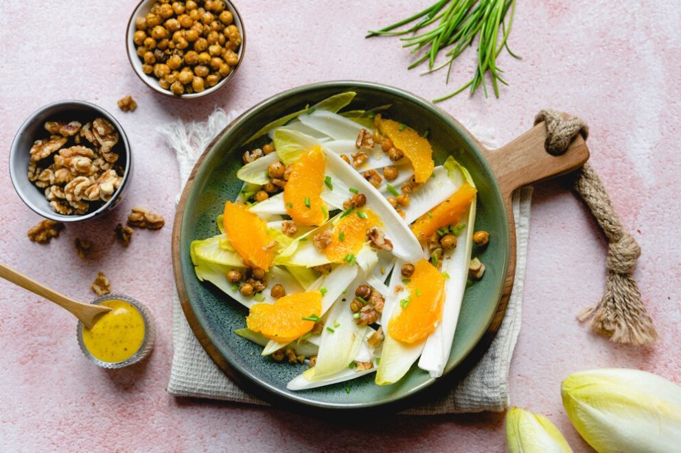 Witlofsalade met geroosterde kikkererwten