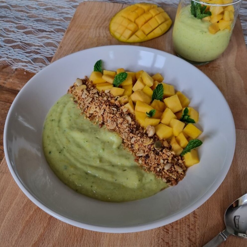 Gezonde mango-avocado smoothiebowl