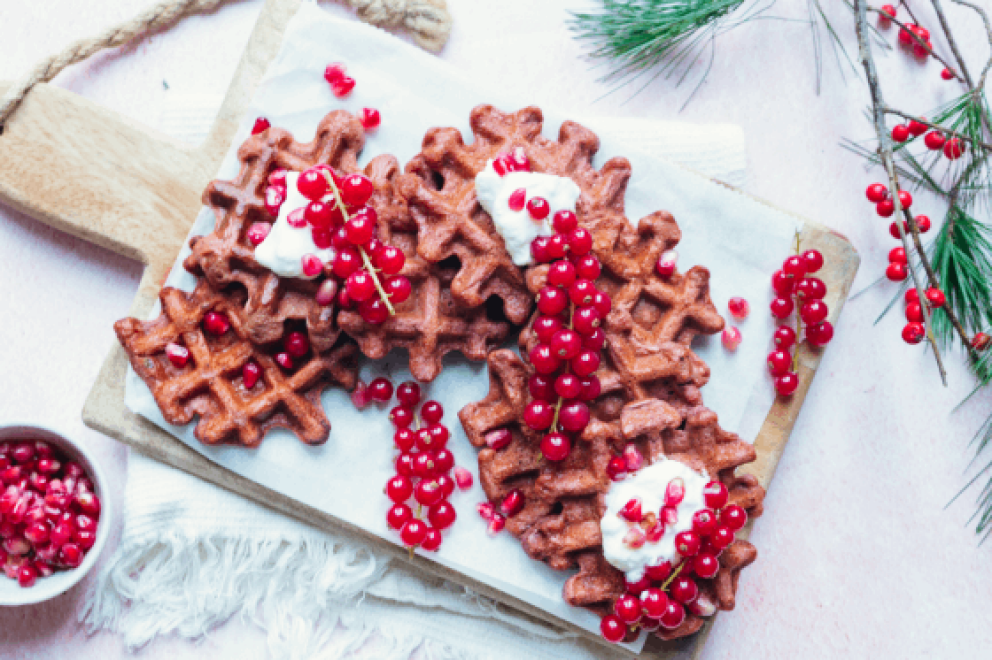 Red velvet wafels met rood fruit