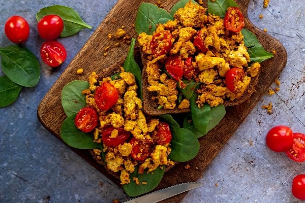 Scrambled tofu met kerrie