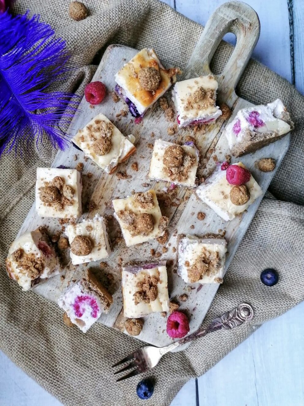 Cheesecake bites met kruidnoten en rood fruit