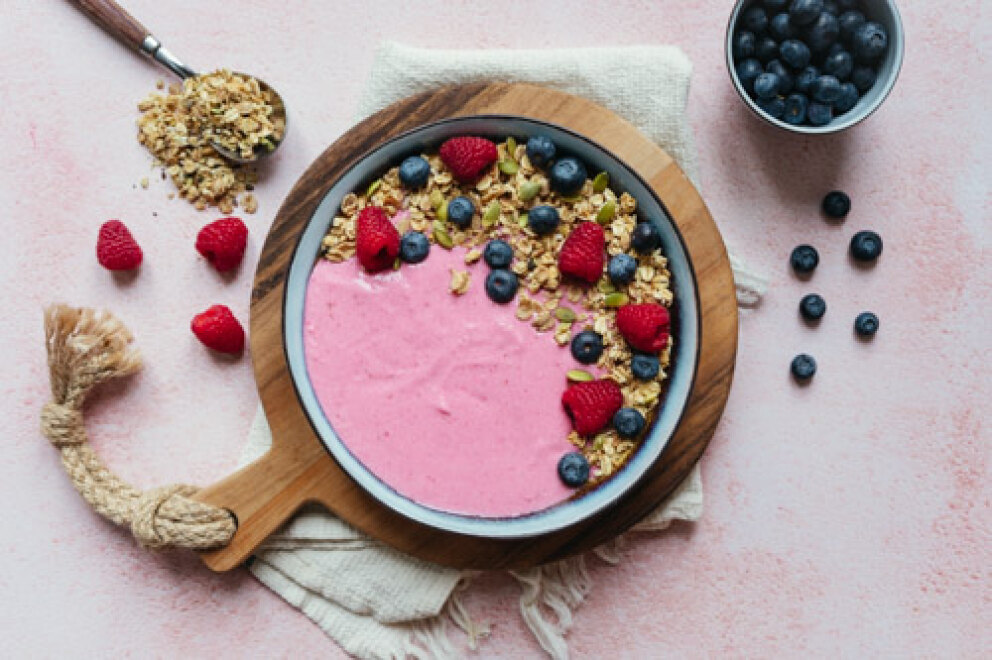 Supersnelle en gezonde smoothiebowl met frambozen en verborgen groente